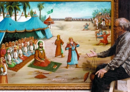 زنده یاد حسن اسماعیل زاده در کنار اثر نقاشی نماز ظهر عاشورا