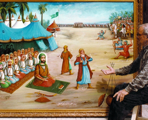 زنده یاد حسن اسماعیل زاده در کنار اثر نقاشی نماز ظهر عاشورا